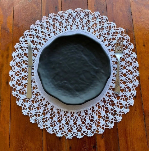 Sousplat de Crochê e Linho Branco