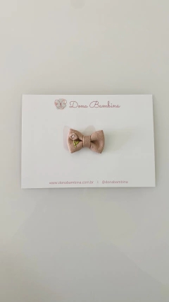 Laço Gravatinha Linho Rosa Seco Bordado - Dona Bambina - Tiaras e Laços