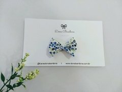 Laço Gravatinha Branco Floral Azul na internet