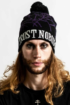 Beanies Killstar con pompom en internet