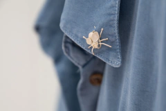 Prendedor mosca blanca