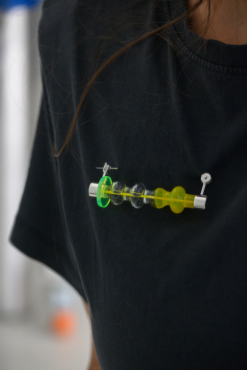 Broche nivel decante amarillo