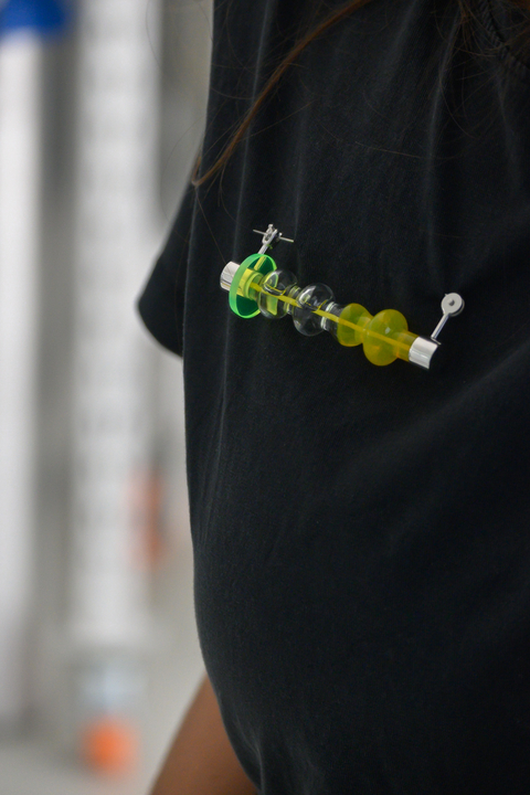 Broche nivel decante amarillo en internet