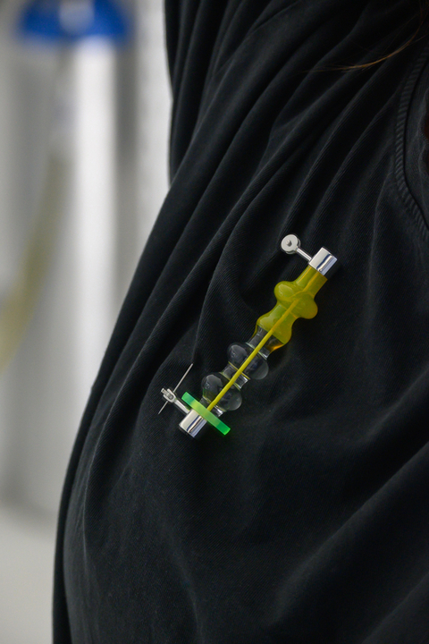 Broche nivel decante amarillo - Supuesto