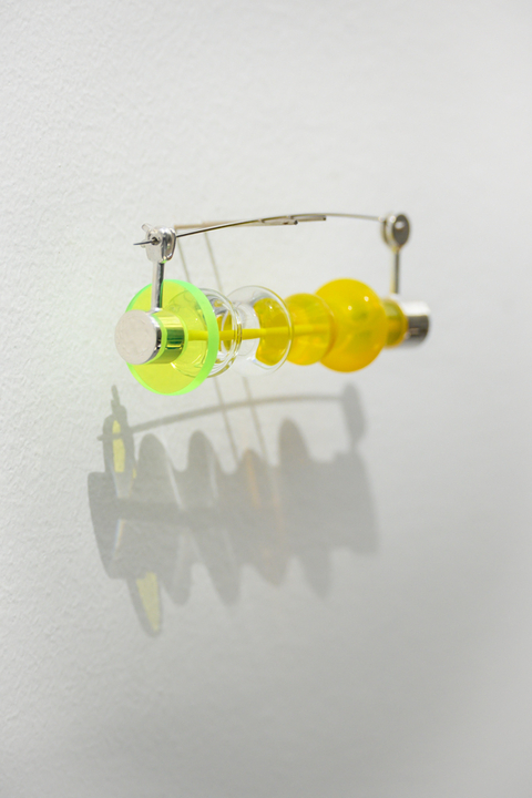 Imagen de Broche nivel decante amarillo