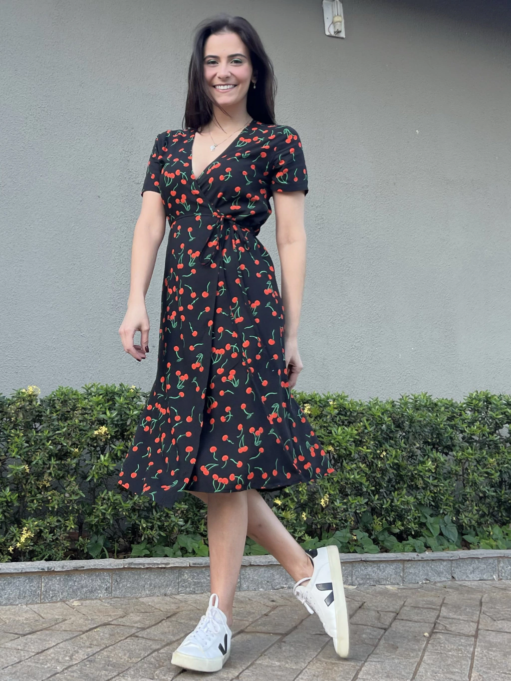 Vestido Envelope Viscose - Cereja (Fundo Preto)