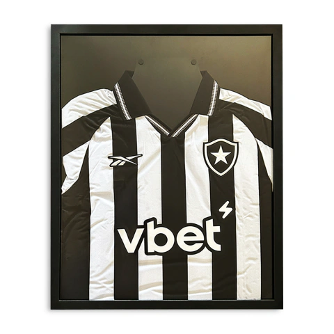 Quadro decorativo com camiseta de futebol preta e branca do Botafogo em exibição