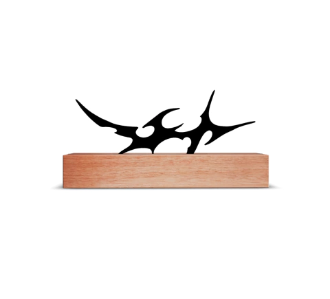 Escultura de mesa abstrata em metal preto com design cyber neo artístico sobre base de madeira clara