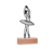 Escultura de parede em forma de bailarina, destacando a pose graciosa e a base de madeira.