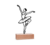 Escultura de parede de uma bailarina em pose clássica, com base de madeira.