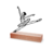 Escultura de mesa de uma bailarina em pose de dança com base de madeira.