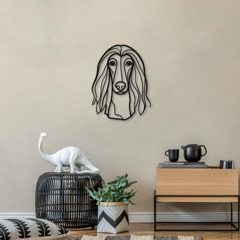 Escultura de parede em formato de rosto de cachorro Afghan Hound feita em linhas pretas finas, instalada em parede bege em sala decorada com móveis e objetos modernos