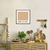 Quadro decorativo com a frase "Café Com Leite" em um ambiente de cozinha minimalista.