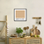 Quadro decorativo com a frase "Café com Leite" em um ambiente de cozinha minimalista.