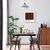 Quadro decorativo com a palavra "MACCHIATO" em um ambiente de cozinha aconchegante, com mesa de madeira e plantas ao redor.