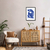 Quadro decorativo de uma mulher azul em um ambiente moderno e minimalista.