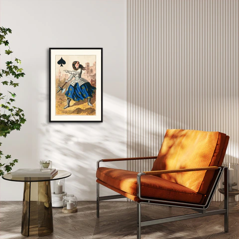 Quadro decorativo vertical com ilustração da Rainha de Espadas em estilo vintage, pendurado em parede branca ao lado de poltrona laranja e mesa de vidro