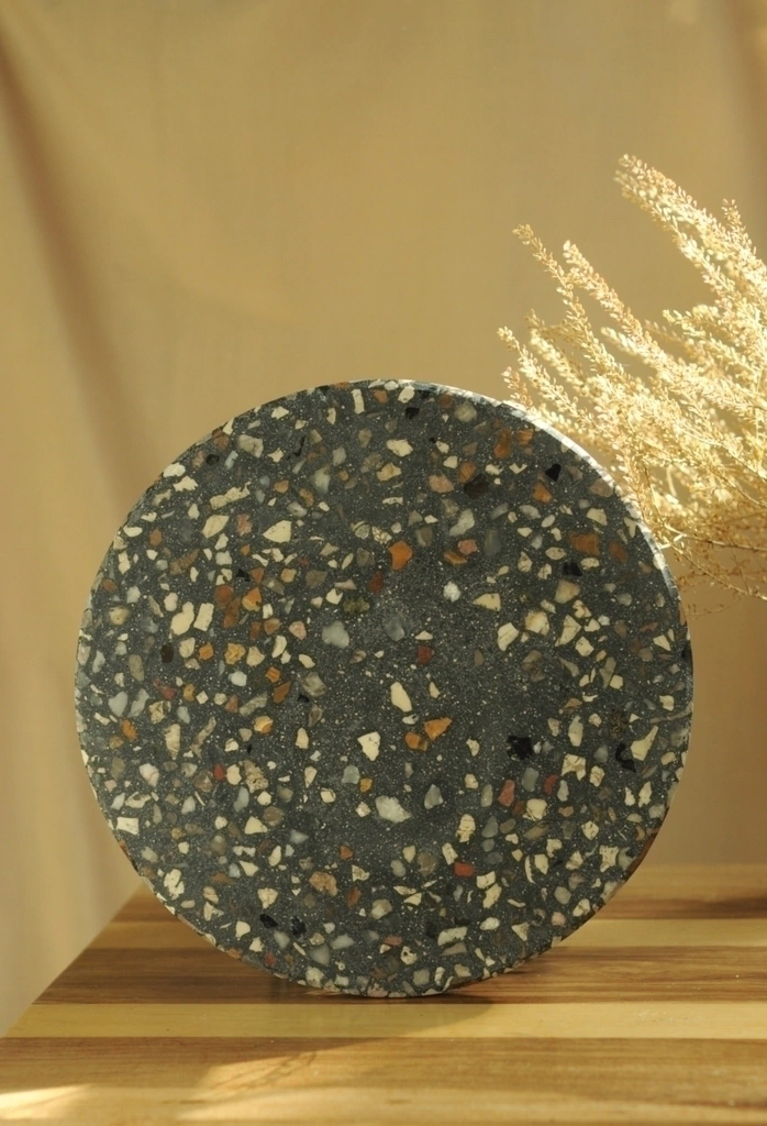 Tabla circular terrazzo negro multicolor
