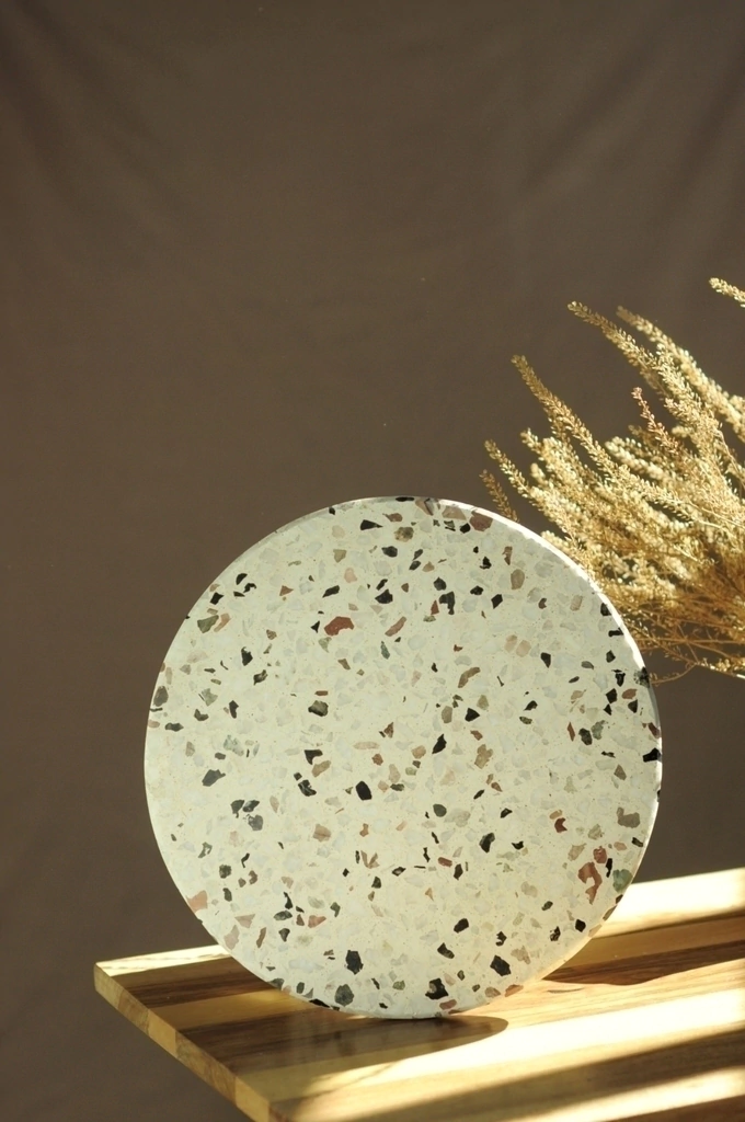 Tabla circular Terrazzo blanco tricolor