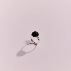 ANILLO REDONDO MINI OBSIDIANA: Protejo mi energía y confío en mi poder.