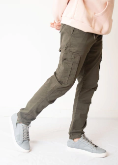 PANTALON CARGO DE HOMBRE MARTE VERDE - Olinda En Las Nubes