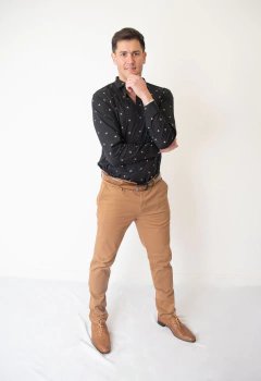 PANTALÓN CORTE CHINO DE HOMBRE JÚPITER HABANO - comprar online