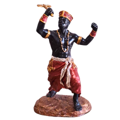Estátua de Xangô, de 25 cm, em resina, com adornos e machado, representando uma figura importante da Umbanda e Candomblé.