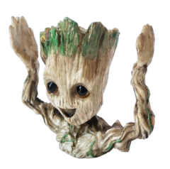 Adicione charme ao seu espaço com o Baby Groot de resina! Perfeito como vaso de plantas ou porta-canetas. Garanta o seu agora! Visite www.maraterapia.com.br