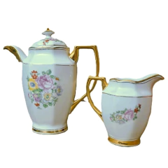Descubra o conjunto de café e leiteira em porcelana antiga, com cabo dourado. Ideal para colecionadores! Compre agora pelo site!