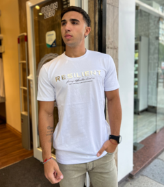 Remera Resilient Blanca en internet