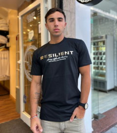 Remera Resilient Negra en internet