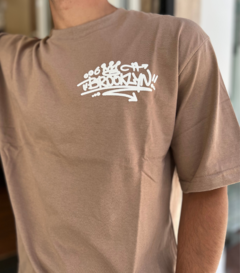 Remera Brooklyn Beige - comprar online