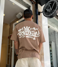 Remera Brooklyn Beige en internet