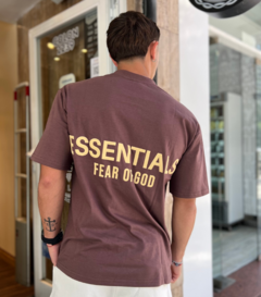 Remera Essentials Chocolate en internet