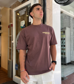 Remera Essentials Chocolate
