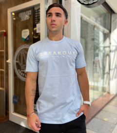 Remera Breakout Celeste en internet