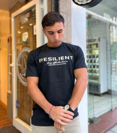 Remera Resilient Negra