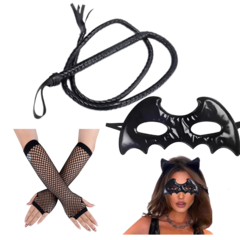 Conjunto de disfraz que incluye un látigo negro, un antifaz de murciélago y guantes de red, ideal para Halloween y despedidas de soltera.
