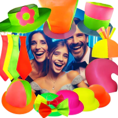 Combo de gorros y accesorios fluo para 50 personas con corbatas y moños de cotillón en tela y plástico, junto a una familia sonriente 