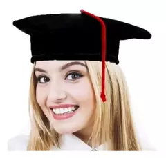 Mujer sonriendo con un birrete negro y cinta roja, símbolo de graduación.