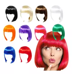 Pelucas cortas de diferentes colores, incluyendo negro, blanco, rubio, marrón, naranja, morado, rosa, rojo, azul y verde, con una mujer mostrando una peluca roja.