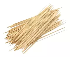 Palitos de bambú para brochette de 15 cm, apilados sobre una superficie plana.