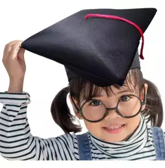 Niña sonriente con birrete negro y gafas, levantando el birrete con una mano.
