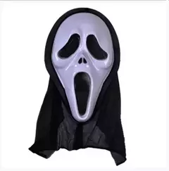 Máscara de Ghostface de la película Scream, con una capucha negra y expresión aterradora.
