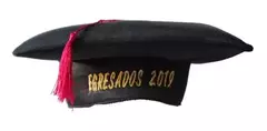 Birrete bordado en negro con la inscripción "EGRESADOS 2019" y un borlón rojo.