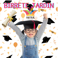 Niña con birrete de graduación y diploma, celebrando su egreso de jardín.