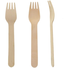 Tres tenedores de madera de bambú desechables, dos con diseño plano y uno con diseño curvado.