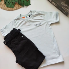 Conjunto camisa bolso falso azul bebê e bermuda de cinto.