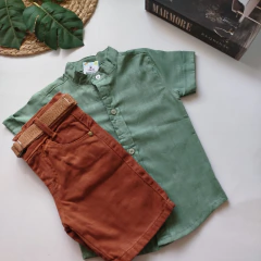 Conjunto camisa social verde oliva e bermuda Color caramelo.