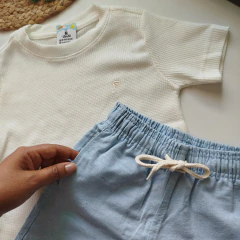 Conjunto camisa texturizada e bermuda linho _ off com azul na internet